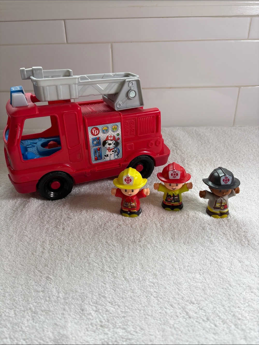 Fisher-Price Little People Fire Truck with Lights & Sounds 3 Firefighters